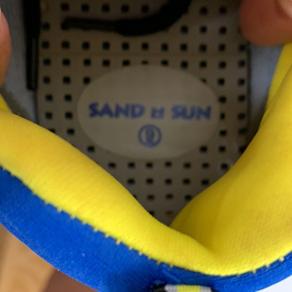 Sand n Sun blue and yellow mens water shoes size 9.5. Has hard bottom - Picture 6 of 7